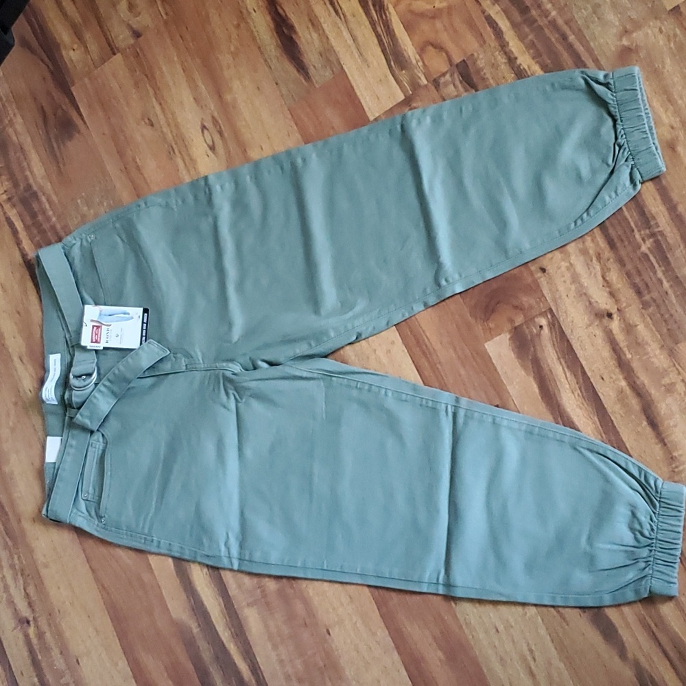 NWT Juniors Signature Levi Strauss Ultra High Rise Jogger